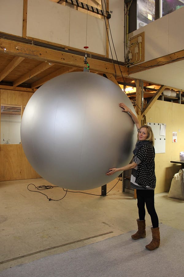Inflatable aluminium ball